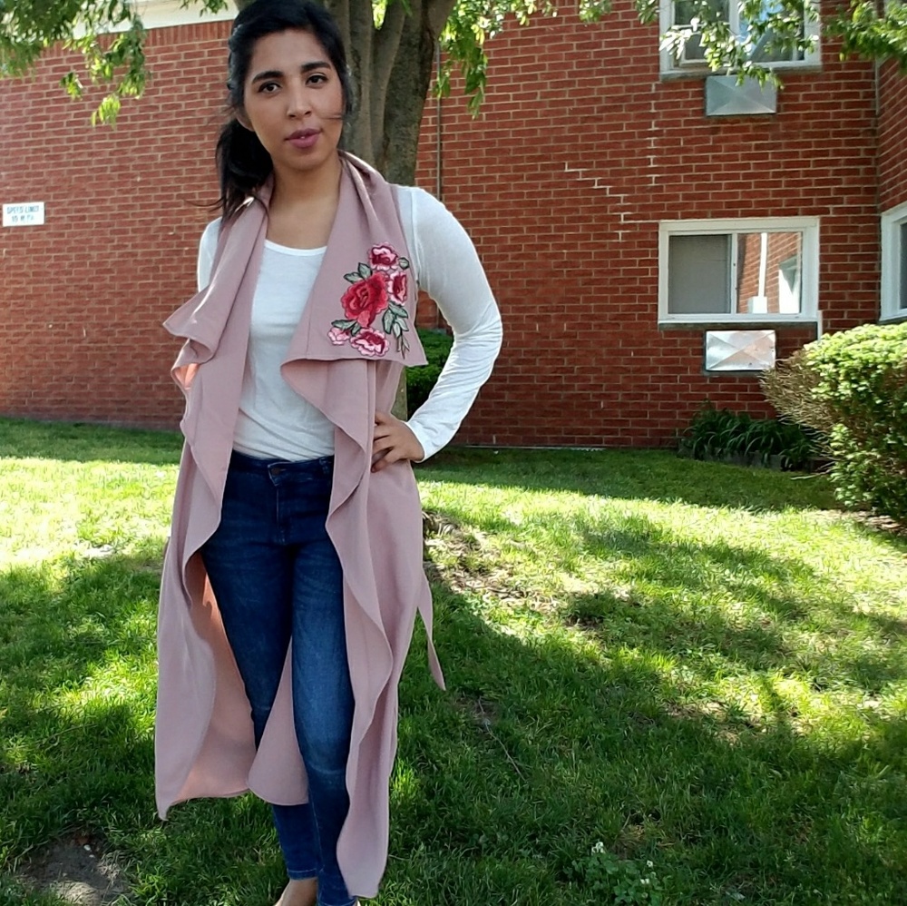 ALMOND ROSE PATCH DRAPE VEST - Picture 4 of 6